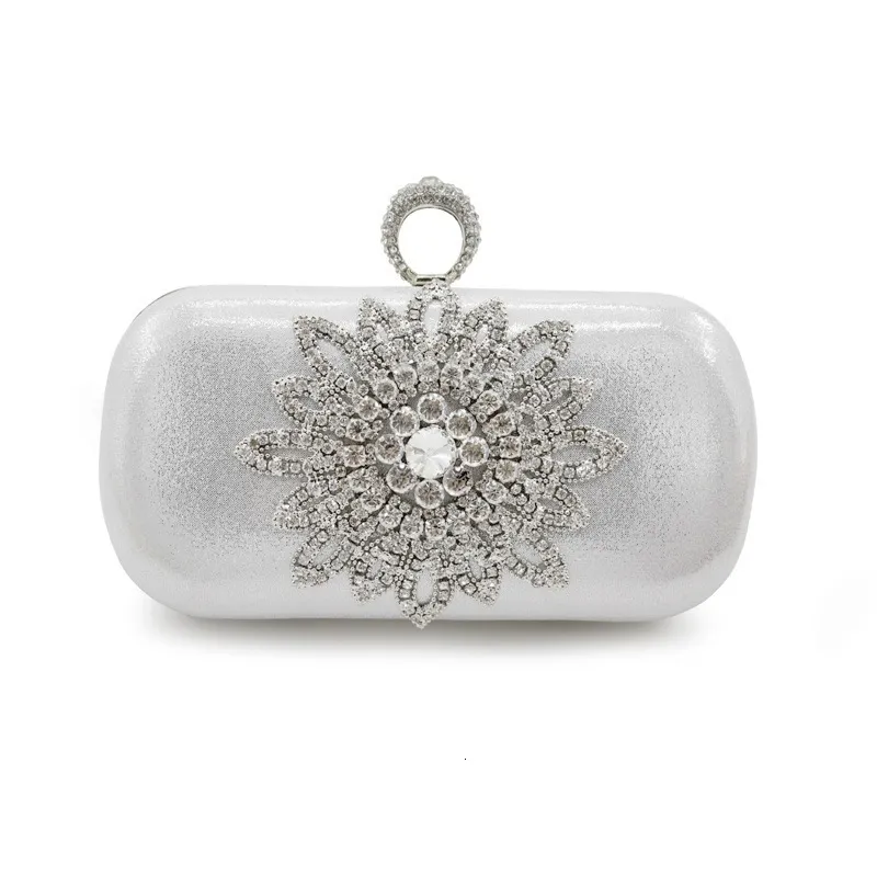 Kvällspåsar Luxury Crystal Diamond Ring Handväskor för kvinnor Clutches Bankett Dinner Party Fashion Chain Axel Purses 221128