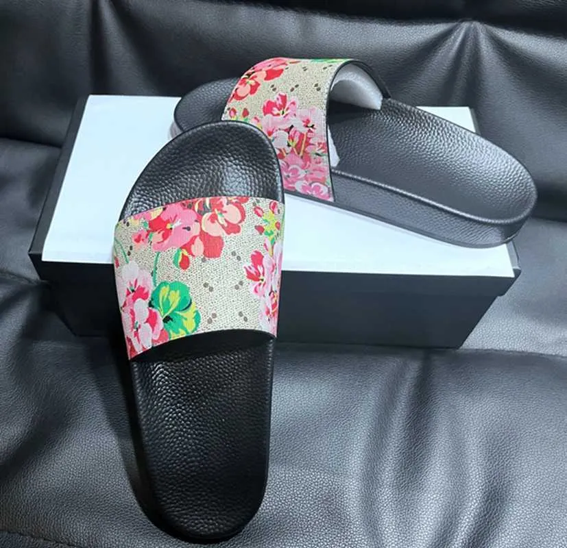 2021 Pantoufles Plate-forme Designer Caoutchouc Slides Sandal Floral Brocade Mode Hommes Gear Bas Flip Flops Rayé Femmes Sandales avec boîte