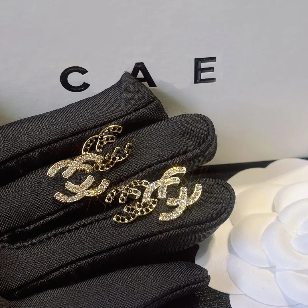 Fashion charm designer oorbellen Delicate en luxe oorbel Design sieraden voor meisjes Ronde zwarte witte diamanten strass oorbellen Hoogwaardige accessoires