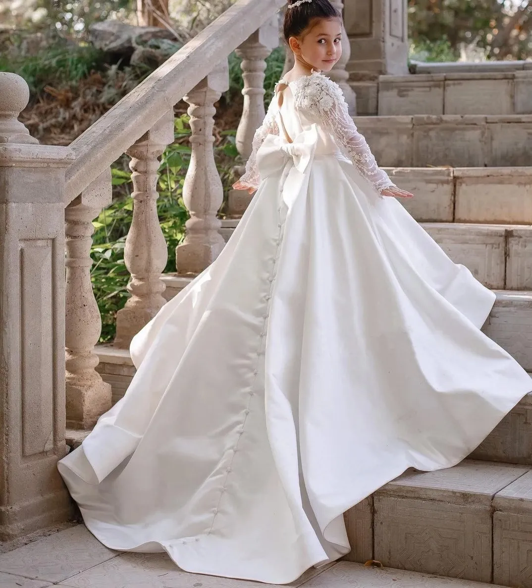 Abiti da ragazza di fiori per bambini Abito da principessa in raso bianco di lusso a maniche lunghe in pizzo trasparente con fiocco da sposa