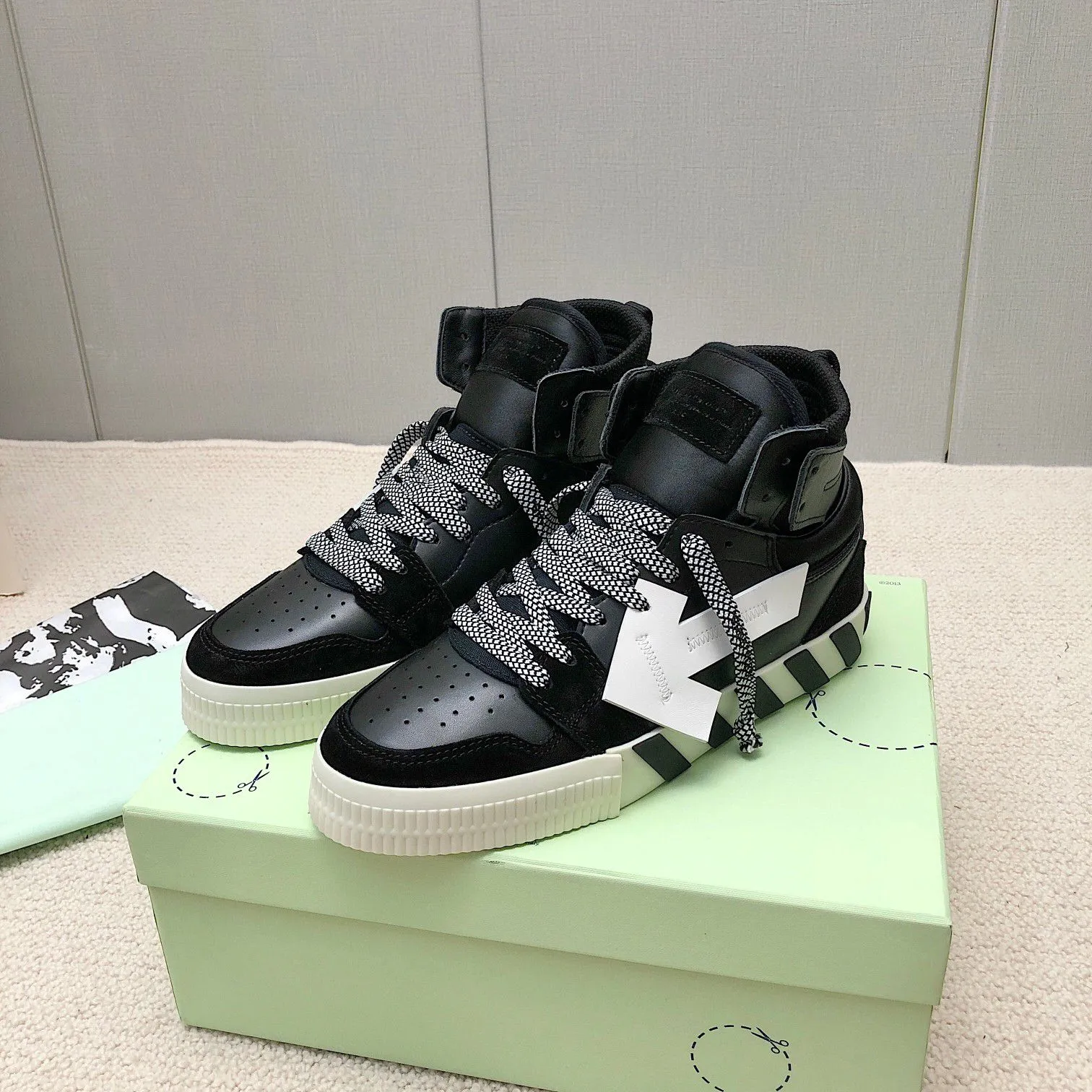 2024 Nieuwe Designer Schoenen Gevulkaniseerd Off Heren Dames Lace Up Out Of Office Sneaker Versierd Outdoor Witte Sneakers Ademend Canvas Platform Heren Trainers 14