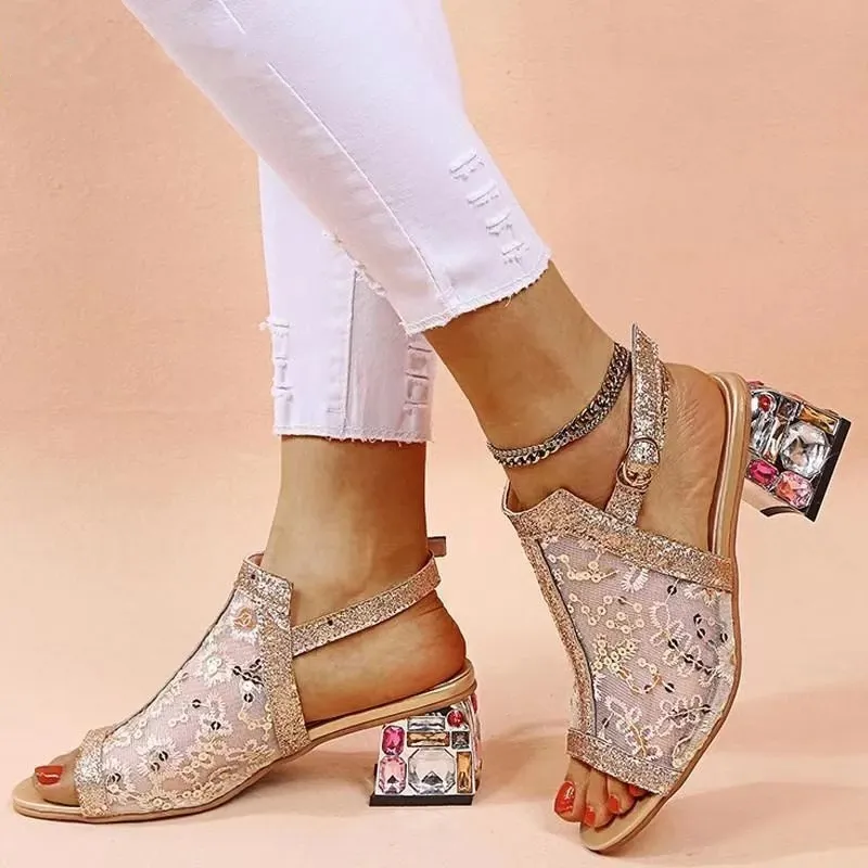 Sand￡lias de salto de strass luxuosas sapatos femininos ver￣o 2023 Trends Gold Sexy Lace Peep Toe Sapatos modernos elegantes com saia