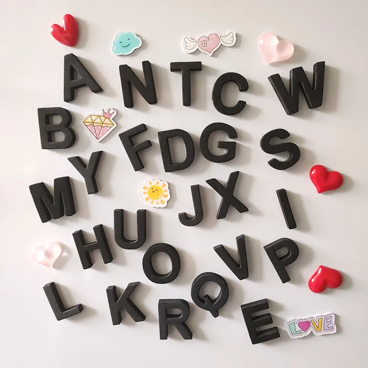 Kerstdecoraties 169pcs magnetische creatieve letterstickers eenvoudige koelkastmagneten zwart en witte letters 221129