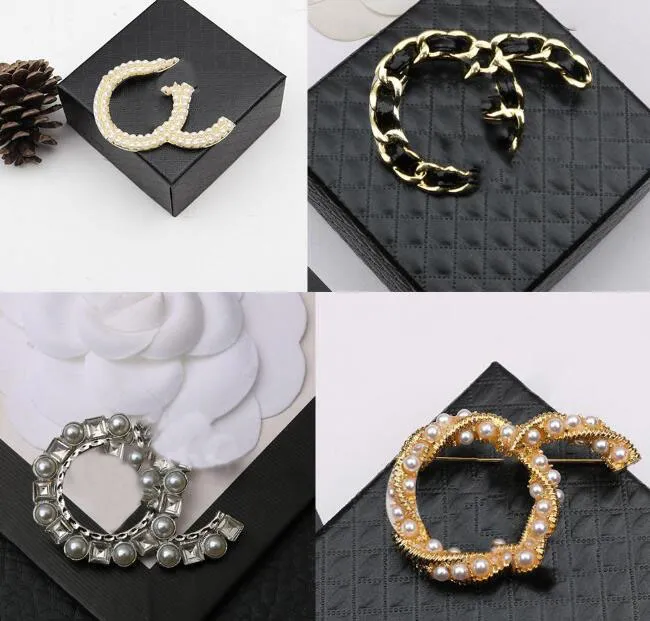 20Style Luxus Designer Marke Brief Broschen Frauen Männer 18K Gold plattierte Lappelstifte Kristall Quaste Brosche Pearl Pin Party Mode Accessorie