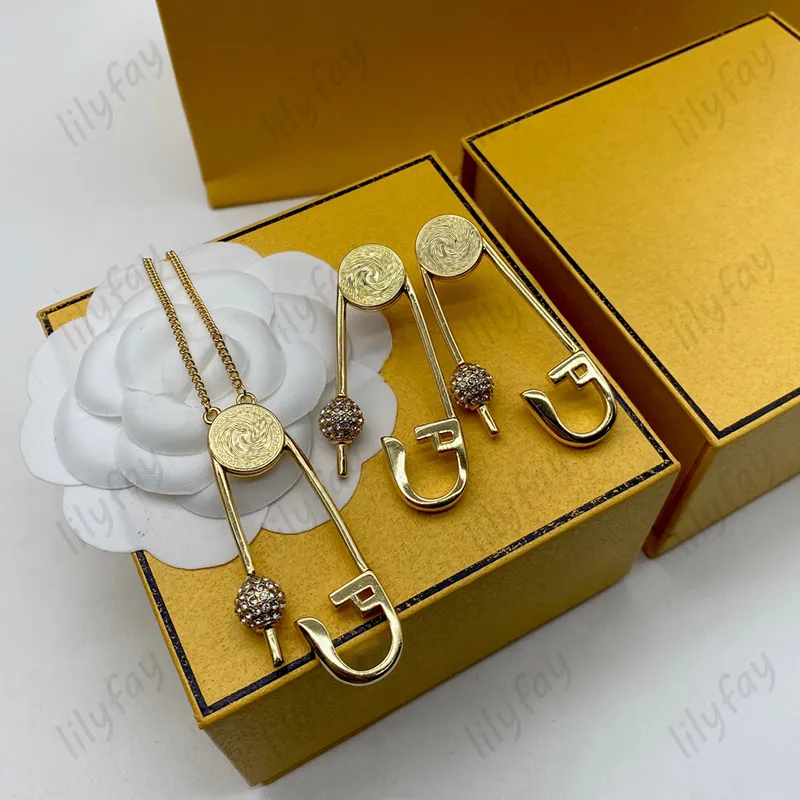 Luxury Diamond Ball Designer Jewelry Sets Gold Chain Necklaces Womens Studs Fashion Earrings Creative Clip Shape Men F Bangle With Box