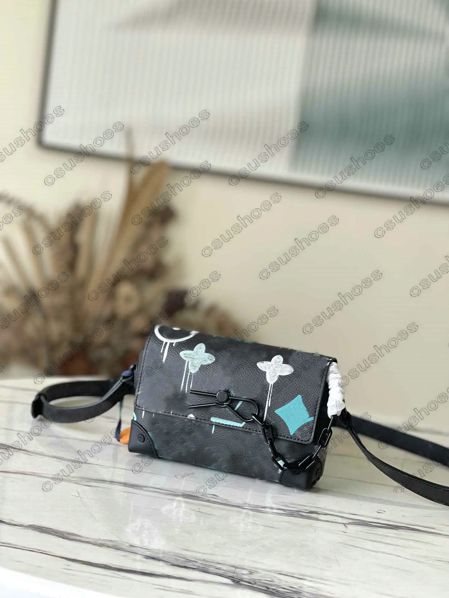 M81852 M81746 ￅngb￥t b￤rbar v￤ska 23SS Cruise Spring Mens Luxurys graffiti Mini Flap Messenger Cross Body Women pr￤glade monogram Trunk Chain Pin St￤ngningshandv￤ska