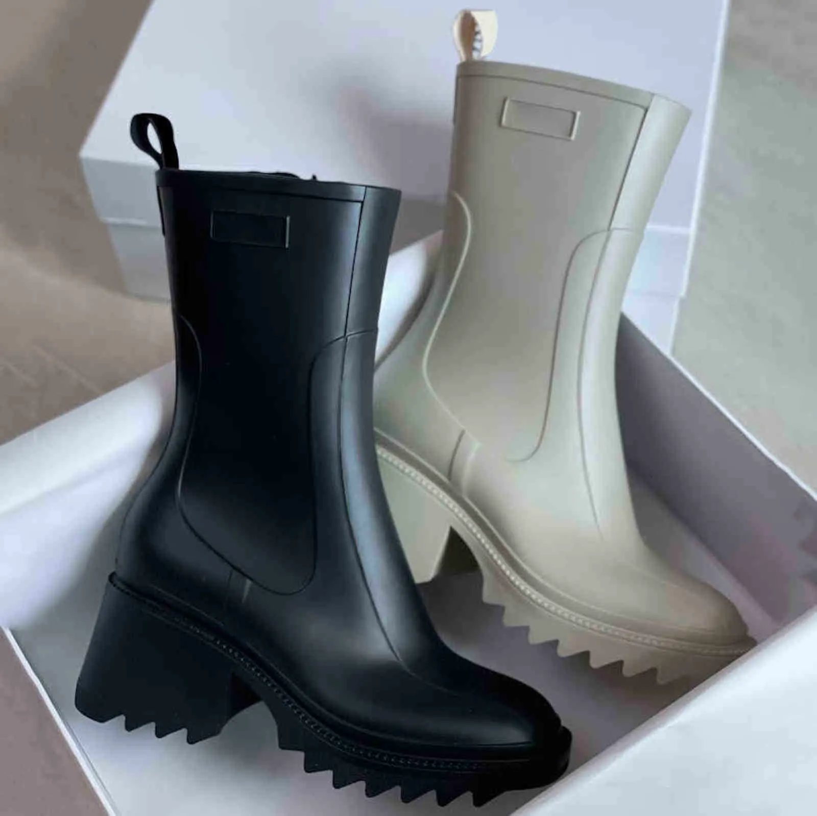 Femmes Betty Bottes PVC Caoutchouc Beeled Plate-Forme Au Genou Haute Bottes De Pluie Gris Clair Imperméable Welly Chaussures En Plein Air Rainshoes Talons Hauts