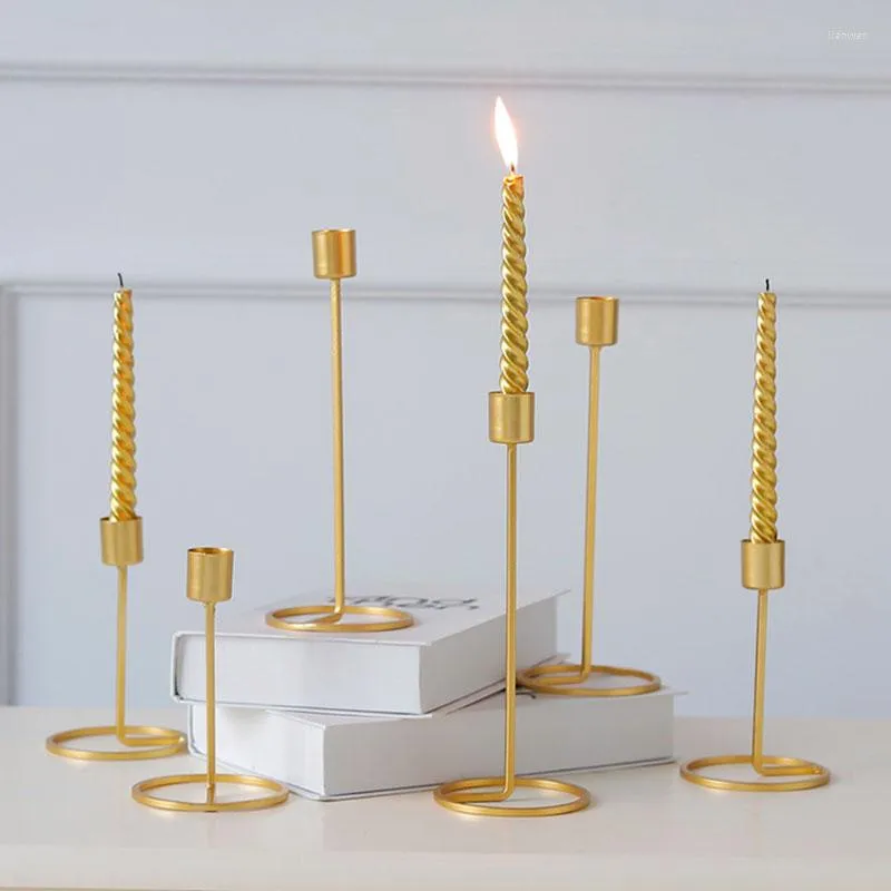 Titulares de velas suprimentos em casa Candlestick minimalista Móveis modernos Artware Deninador romântico Decoração artesanato de metal titular