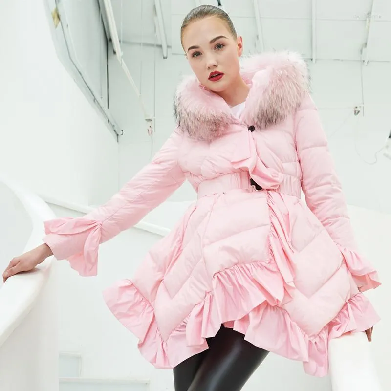 Women's Down Ynzzu Luxury Design Womens Jacket 2022 Winter Pink Ruffles Duck Coat Women Real päls huva varm överrockbälte O683