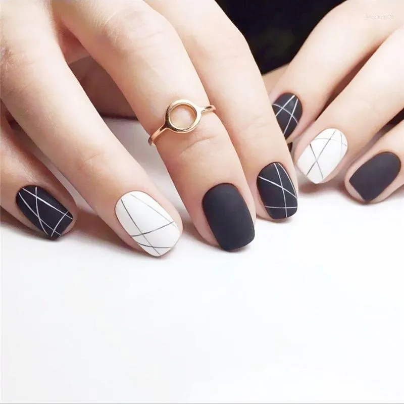 Faux Ongles Faux Autocollants Ongles Noir Et Blanc Brillants Finis 24 Avec De La Colle SANA889