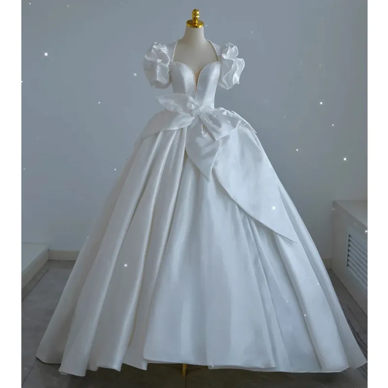 2023 Nowa francuska satynowa sukienka ślubna Prosta pałac z krótkim rękawem Retro Hepburn z koralikami sukienki z łukiem vestido de novia