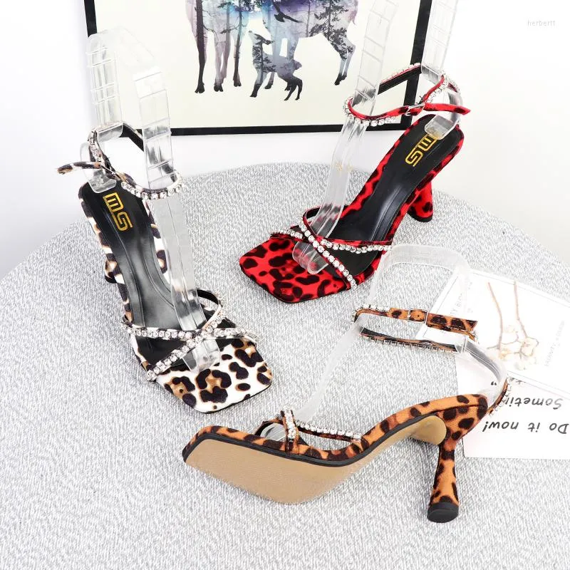 Sandaler 2022 Summer Leopard Print Square Toe High-Heeled Women's Stiletto med Rhinestone Sexy Suede Ladies Shoes