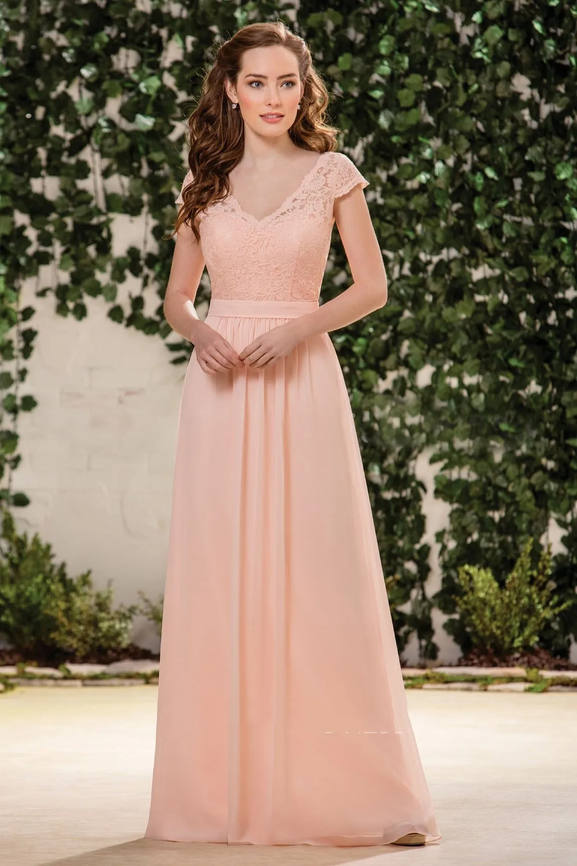 Peach Chiffon A-Line Bridesmaid Dress Long V-Neck Cap Sleeve Beach Garden Wedding Party klänningar Spetsar Topp Elegant golvlängd Prom Evening Wear