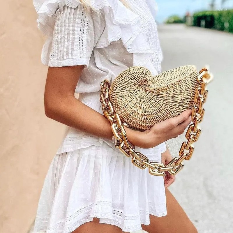 Borse da sera 2022 Moda Catene spesse Rattan Conch Design a spalla da donna Borse intrecciate in vimini Borsa di paglia da spiaggia estiva di lusso Borsa Bali