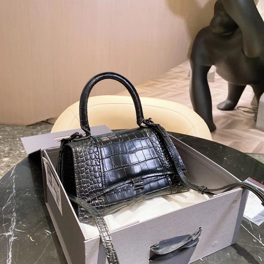 balenciaga diamante bag