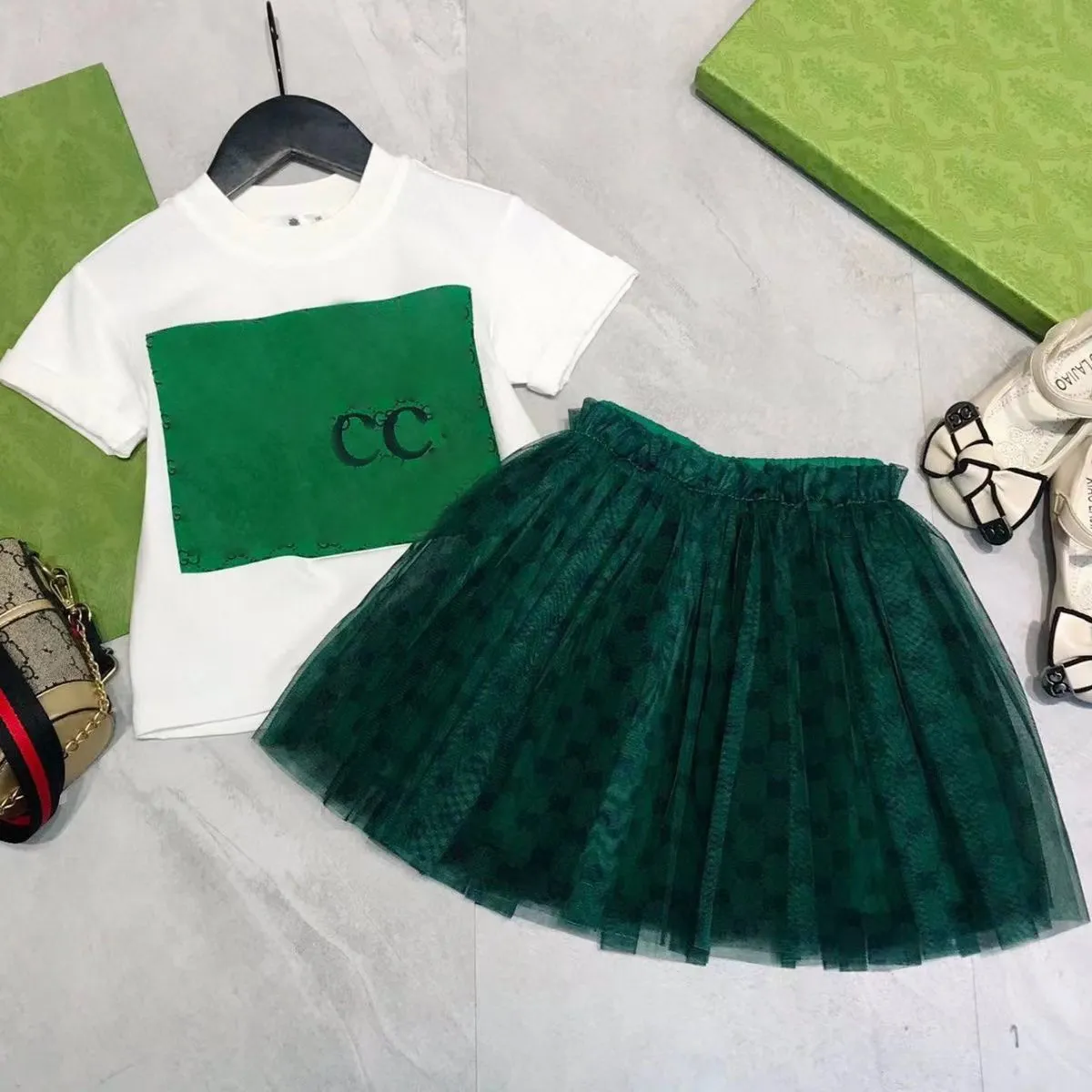 Lüks Tasarımcı Kids T-Shirt Peçe Etek Moda İngiliz Moda Markası Yaz Çocuk Hazineleri ve Kızlar Pamuklu İki Parçalı Lüks Tasarımcı Kapşon Etek