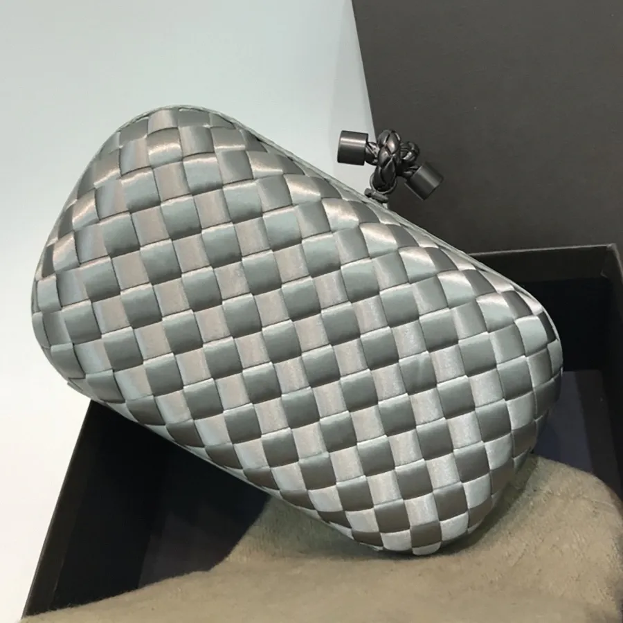 حقائب كلاتش من Knot Minaudiere foulard intreccio leather minaudiere مقصورة واحدة إغلاق إطار مغناطيسي لمسة نهائية نحاسية لوكسوريس مصمم نسائي