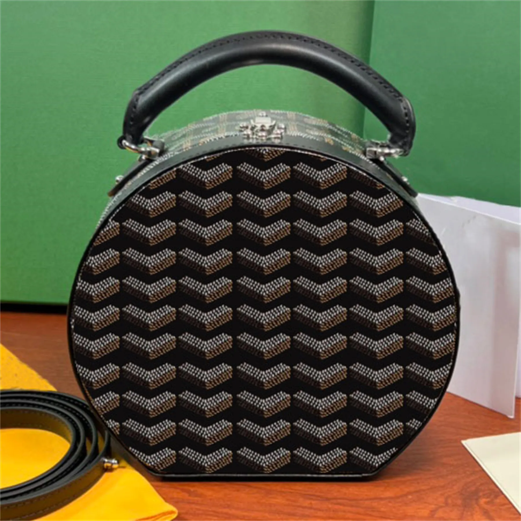 Leinwand Leder Kofferbox Handtasche Fur Frauen Runde Umhangetasche Mit Palladiumverschluss Bodenstollen Und Griff Von 277 46 DHgate