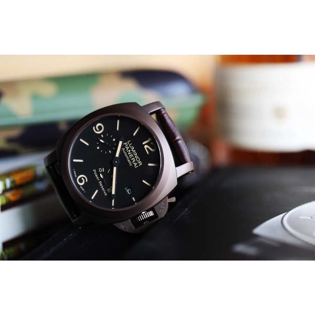 Luxury armbandsur designer klockor titta efter män mekanisk automatisk rörelse safir spegel 44mm cowhide watchband sport armbandsur