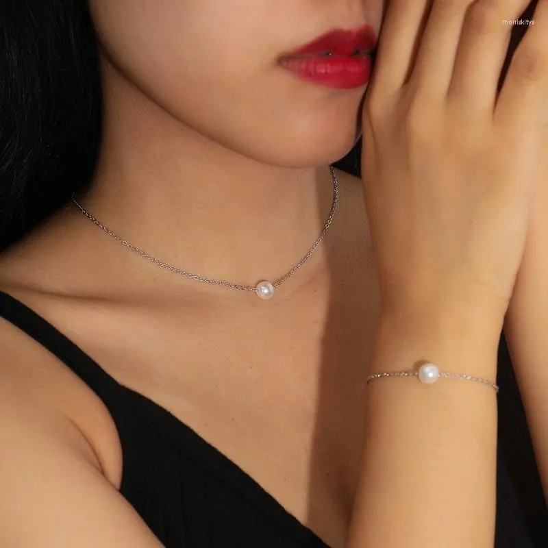 Choker 2 bitar av imitation Pearl Pendant Necklace Simple Design Elegant Charm Armband Kvinnliga smycken
