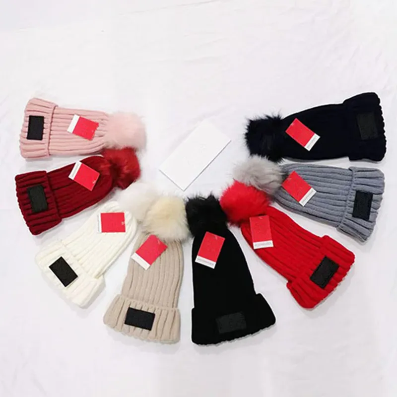 Modebrev stickade hattar vinter pompon m￶ssor lyxiga p￤ls pom skalle m￶ssor designer motorhuv kvinnor flickor virkning hatt utomhus varm m￶ssa trendig ￶ron muff 2023