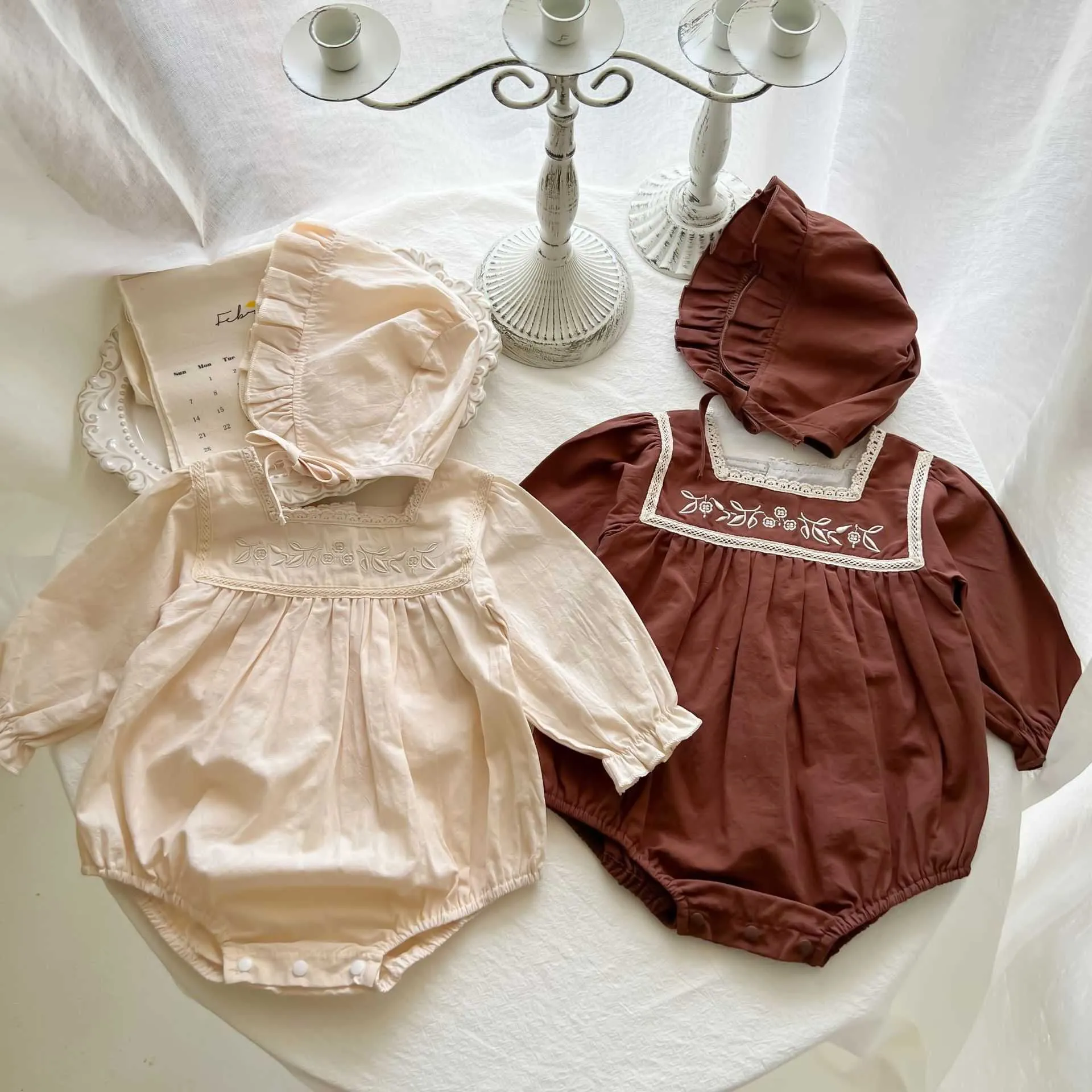 Rompers dziewczyna retro koronkowy kołnierz kwadratowy luz Bodysuit Baby Sweet Flowon Botton Księżniczka kombinezon z czapką dla dziewcząt za 03Y J220922