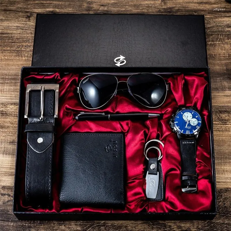 Muñecos para pulseras 6pcs/set Moda Mens Watches Set de caja de regalo de lujo Reloj For Men Glasses Cinturón de llaves de llavero de llaves de billetera de pluma