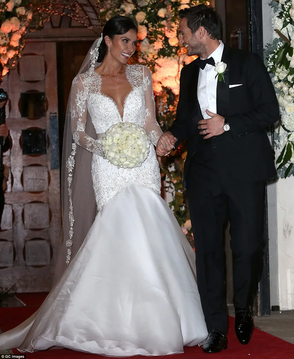 Christine Bleakley Long Sleeve Mermaid Wedding Dress Organza Skirt And Lace Appliques Beaded Romantic Church Brides Gown Sheer V-Neck Designer Robe De Marriage