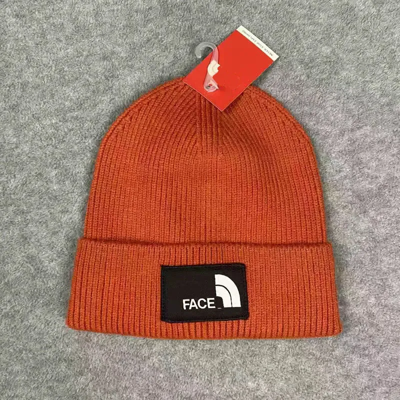 Cappello invernale di design Lettera di lusso Cappello lavorato a maglia Protezione dal freddo esterno caldo peluche morbido popolare Berretto da uomo e da donna di moda Cofano sportivo invernale