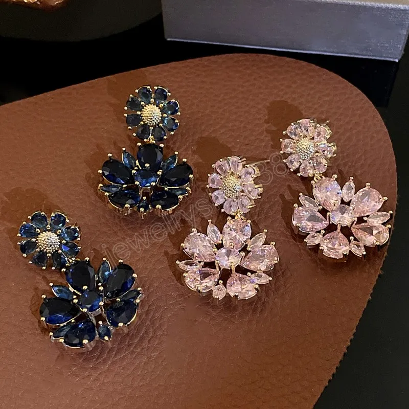 Orecchini pendenti con fiore di zirconi cubici Eleganti orecchini con piercing ad ago in argento 925 rosa blu scuro Accessori di moda per ragazza