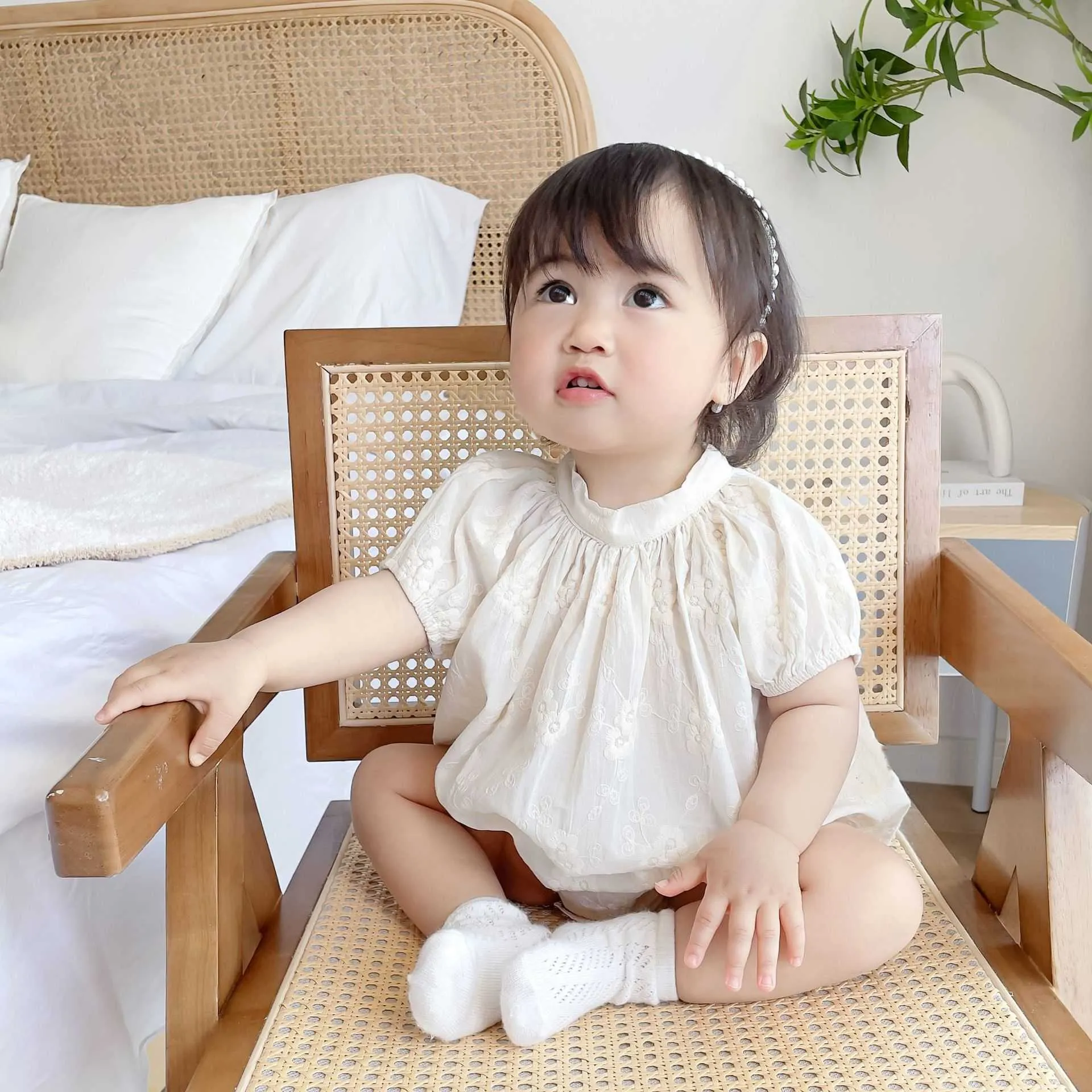 Rompersの女の赤ちゃんレトロな花の刺繍ボタン襟ジャンプスーツ甘い女の子ゆるい薄い綿のボディスーツ幼児夏の服J220922