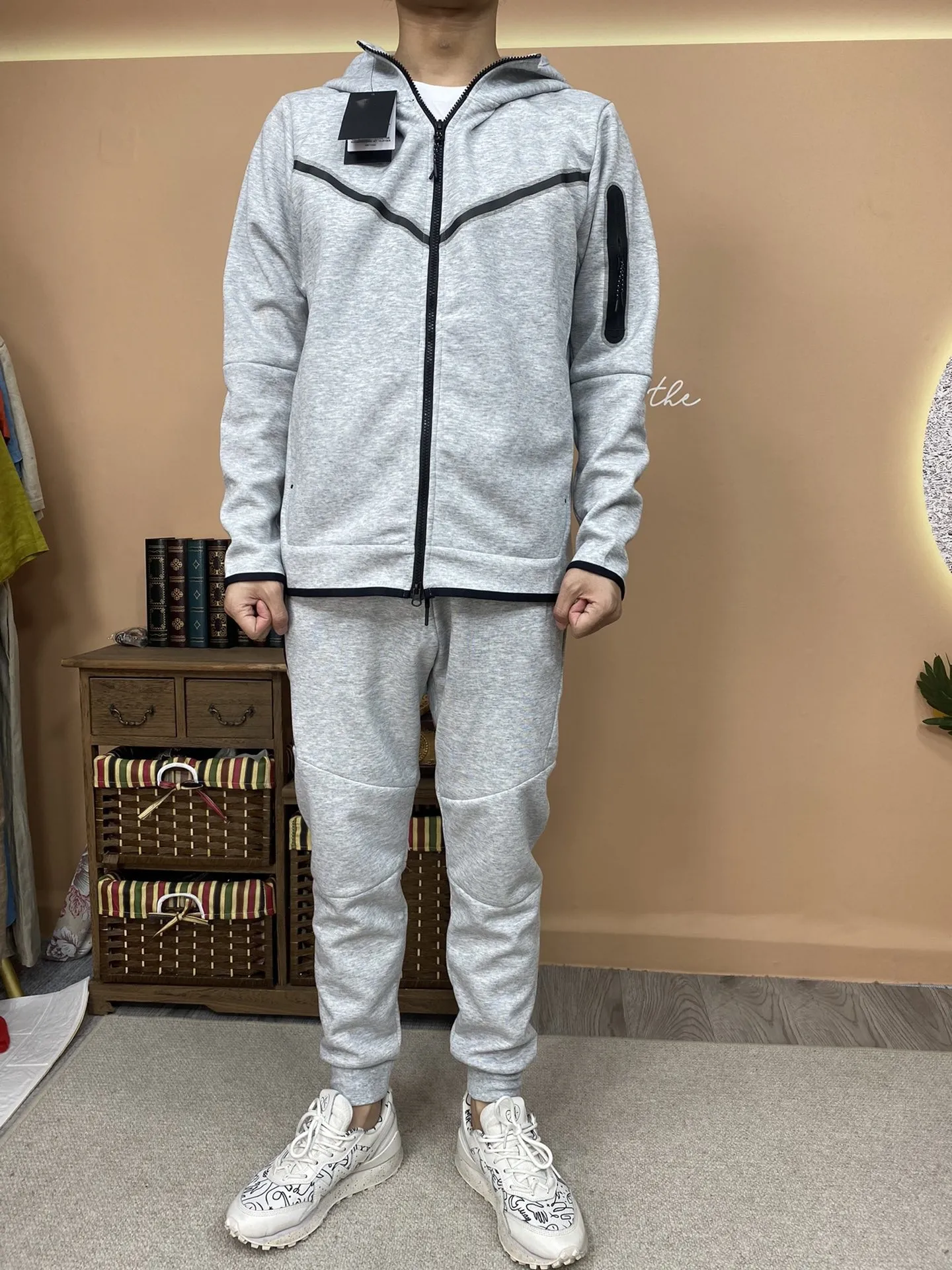 Thin Tech Fleece Men Tracksuit Designer Sweat Suit Conjunto de duas peças Sports Sweatpants com manga comprida com capuz para primavera outono 2XL Roupas masculinas