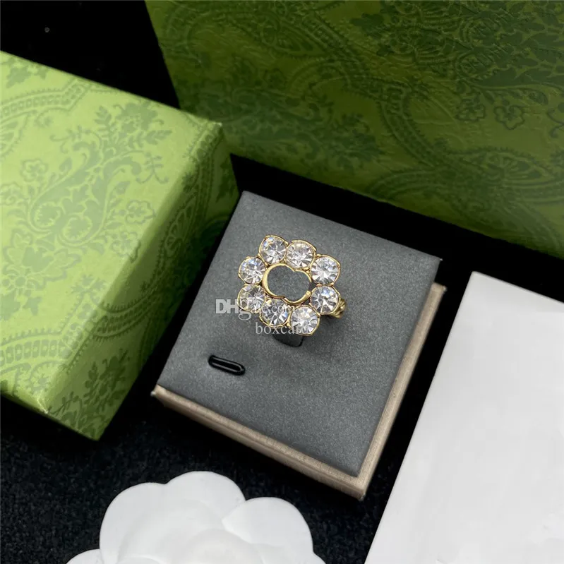 Stylish Designer Diamond Letter Ring Ladies Exquisite Alphabet Crystal Rings Anniversary Date Party Jewelry Rhinestone Anello With Box