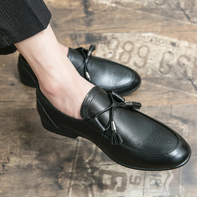 Vintage Old Oxford Shoes Pointed Toe Punch Intagliato Fringe One Stirrup Moda uomo Scarpe casual formali Taglie multiple38-47