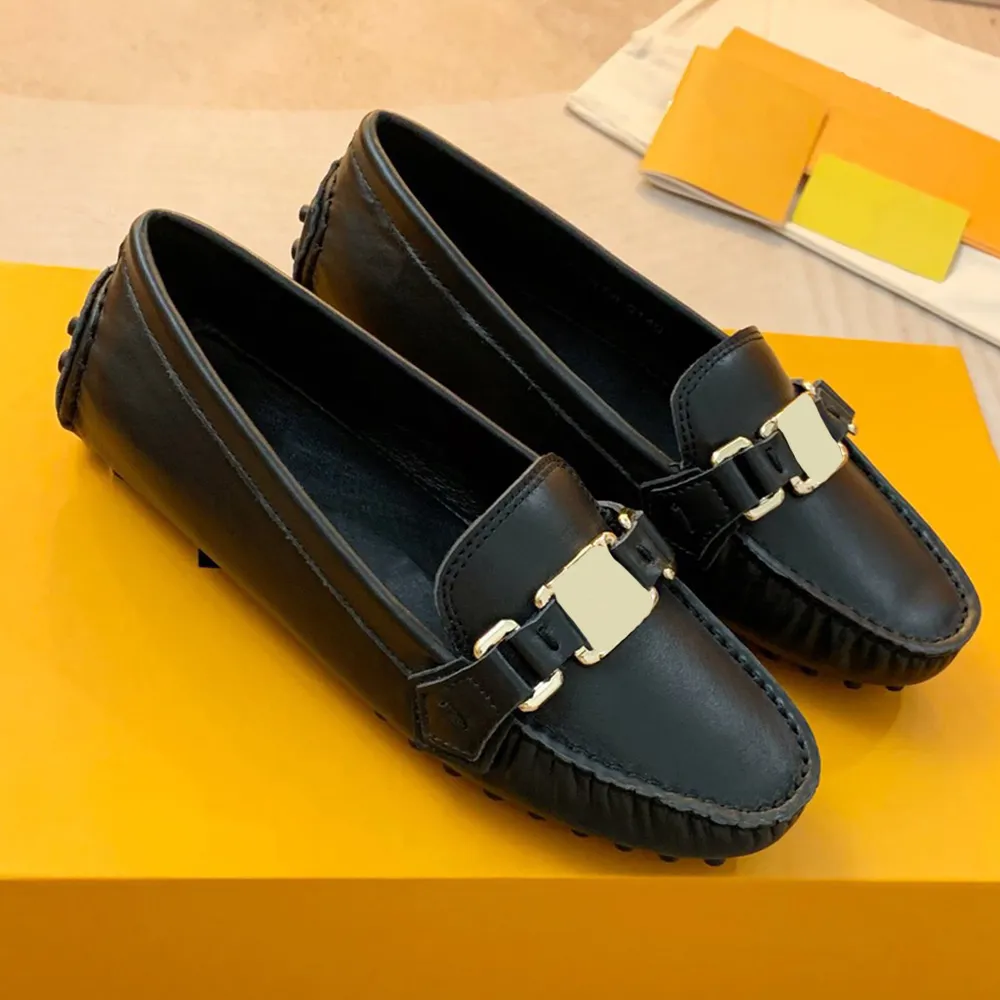 Platta loafers skor loafers är gjorda av mjuk kalvskinn och dekorerade med varumärkena ikoniska mönster Dessa tidlösa loafer bekväma i lätt läder hand sydd överdelar