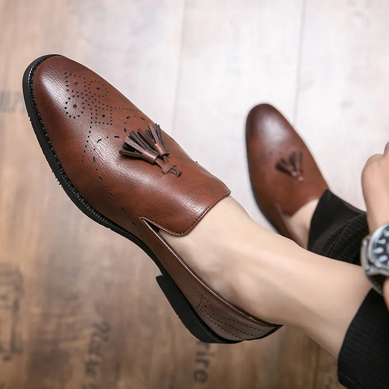 Wegańskie buty Oxford Wskazane palce Tassel rzeźbione punch Men's One Foot Stirrup Fashion Formal Casual Buty Różne rozmiary