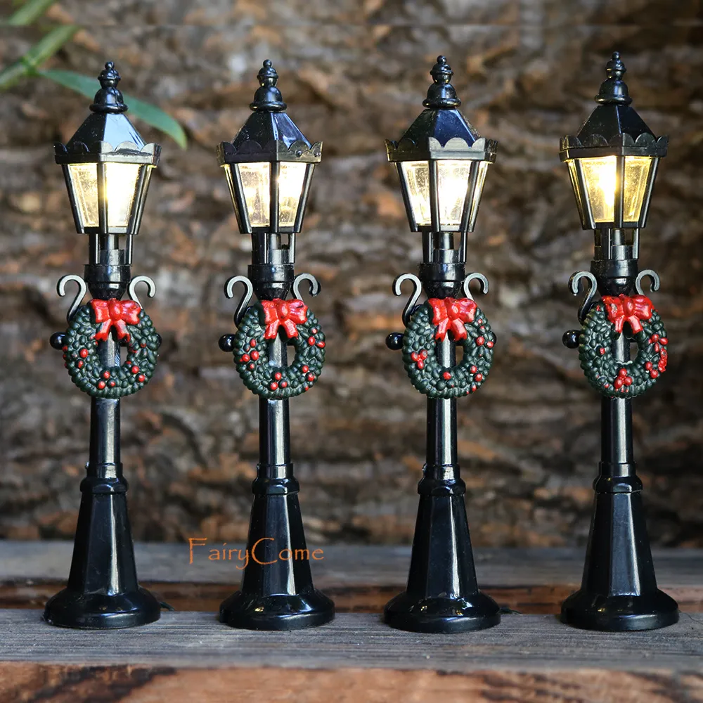 Altre decorazioni per la casa Lampione stradale natalizio in miniatura Luci a LED per la decorazione del villaggio Mini figurine ornamento Accessori da giardino 221007