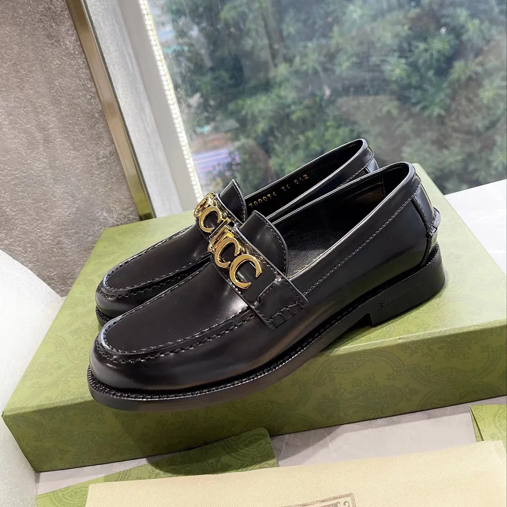 Mocassini Scarpe slip-on Scarpe da salotto Flats Calzature di fabbrica Pelle verniciata nera Grembiule a punta tonda Designer di lusso Scritte in metallo Tacco basso Targa per le donne