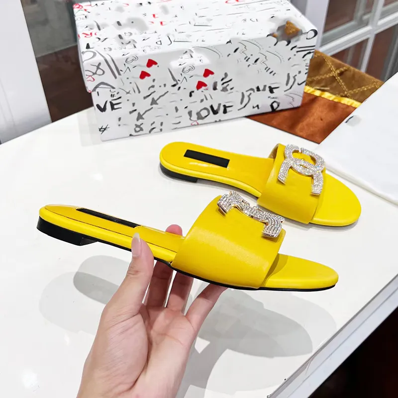 Flippers planos para designer de verão Sandálias de couro versátil para mulheres 35-42