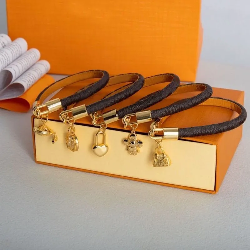 Fashion Classic Flat Brown designer de marque Bracelet en cuir pour femmes et hommes Metal Lock Head Charm Bracelets boucles d'oreilles bracelets costume