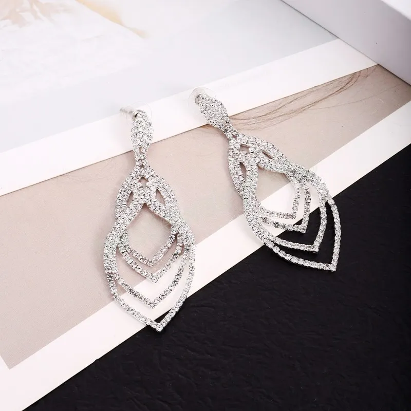 Boucles d'oreilles pendantes rhombiques longues en strass de luxe exagérées pour femmes boucles d'oreilles en cristal multicouches scintillantes bijoux