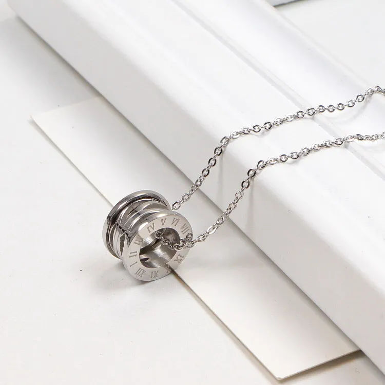 Design di lusso in acciaio inossidabile donna designer orecchini collana semplice lettera a ciondolo di gioielli di moda di lusso accessori per matrimoni