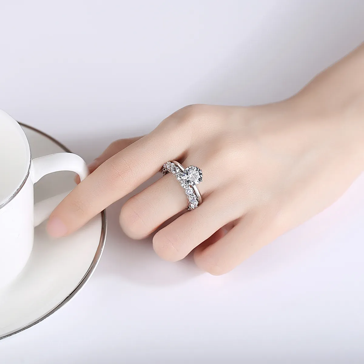 Europejski nowy luksus Moissanite Full Diamond S925 Srebrny pierścionek Biżuteria Charm Wysokiej klasy marki Pierścień na wesele kobiet, bankiet, imprezę, walentynkowe prezenty SPC