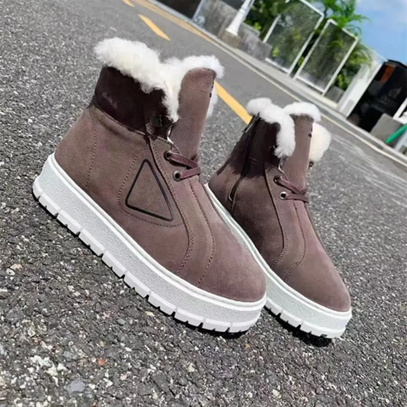 2022 Designer Snow Boots Womens Fashion Soft Leather Flat Bottomed Girls Casual Shoes Winter Black Leather Shoes Wool Boots Storlek Bare Boots Women 35-42