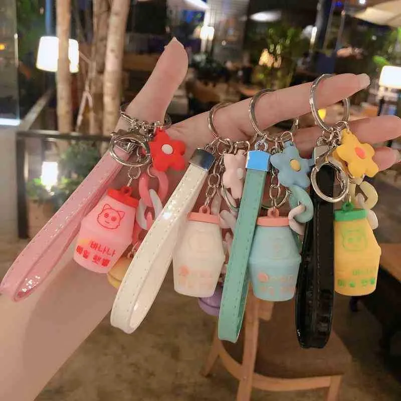 Porte-clés nouveau dessin animé créatif Yakult accessoires voiture porte-clés pendentif dégoulinant poupée en caoutchouc étudiant coréen PV cadeau