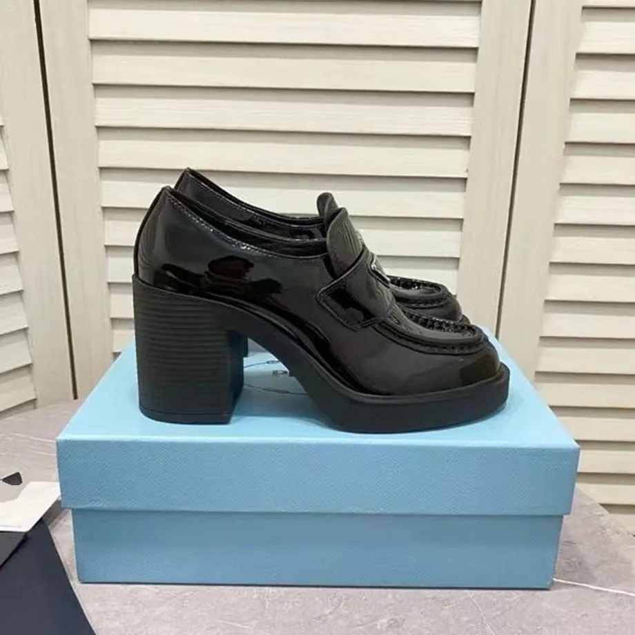 Mocassini firmati da donna Scarpe eleganti Nuova piattaforma Tacchi alti Scarpe casual in pelle Scarpe da ginnastica alla moda kmjk00001