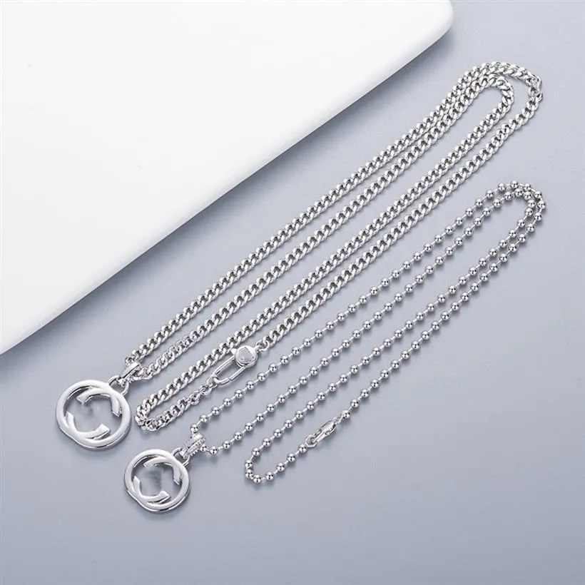 Plusieurs marques tendance vendant des colliers à pendentif lettre G. La chaîne est polyvalente pour les hommes et les femmes. Le même collier ne se décolore pas 219w.