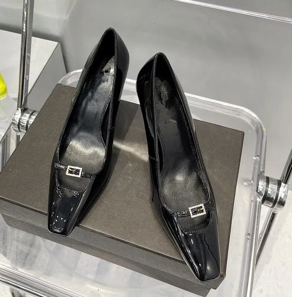 Designer nuove scarpe da alto tacchi alti eleganti fibbie nere signore sexy banchetto per matrimoni palette palette in pelle scarpe da gatto con scatola con scatola