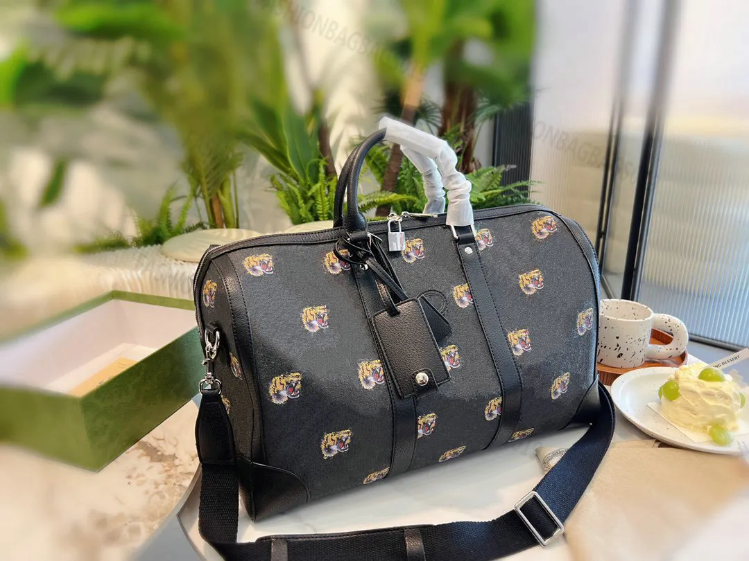 Borsa di design Bagaglio da viaggio FW22 Valigia da viaggio Testa di tigre Moda Tote di grande capacità di lusso Borsone in pelle nera Tracolla in tela Borsa a tracolla Sport Palestra Zaino