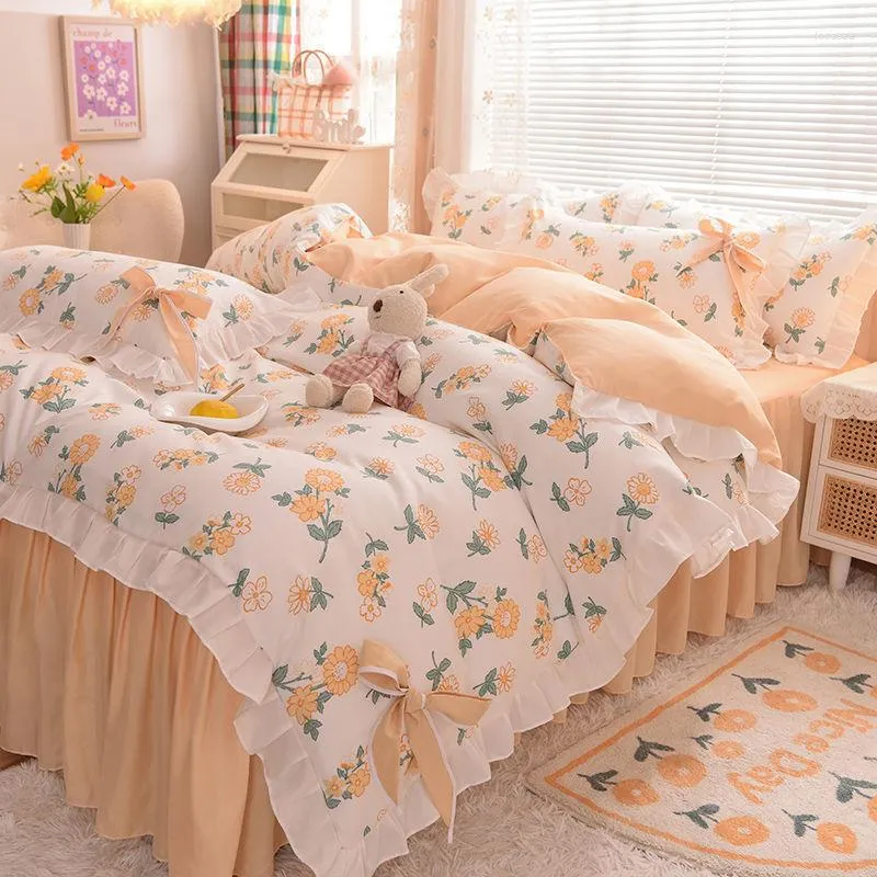 Juegos de cama Primavera y otoño Falda de cama cepillada Juego de cuatro piezas Sábana de estilo pastoral Funda de edredón Dormitorio Estudiante Thre